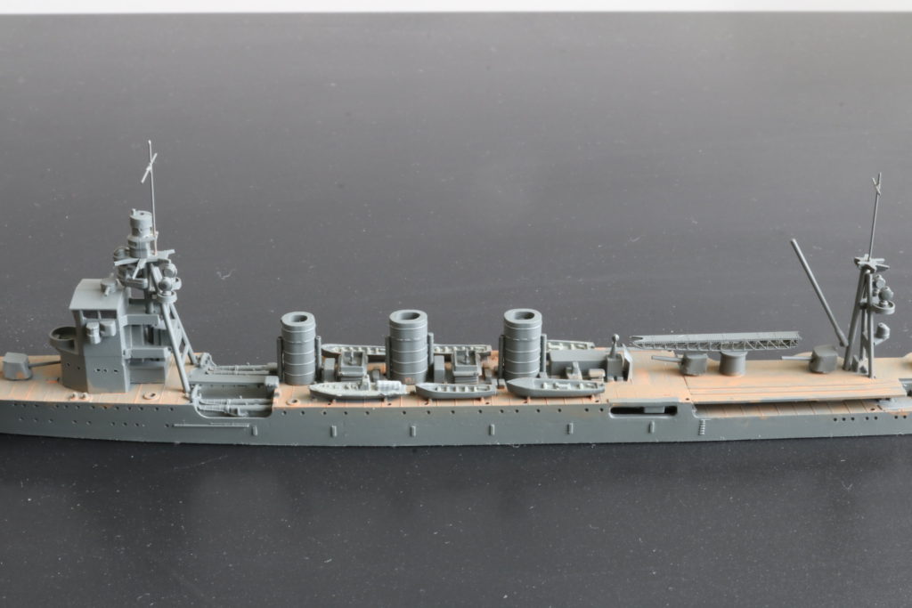 タミヤ　TAMIYA
軽巡洋艦　名取　
Light Cruiser Natori
全体をスプレーで塗装した後、ポスカ茶色でリノリウムを塗った状態
