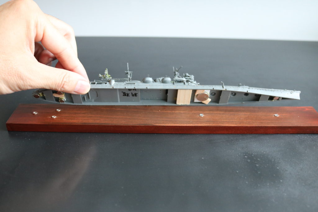 艦艇模型を展示台に設置する方法。