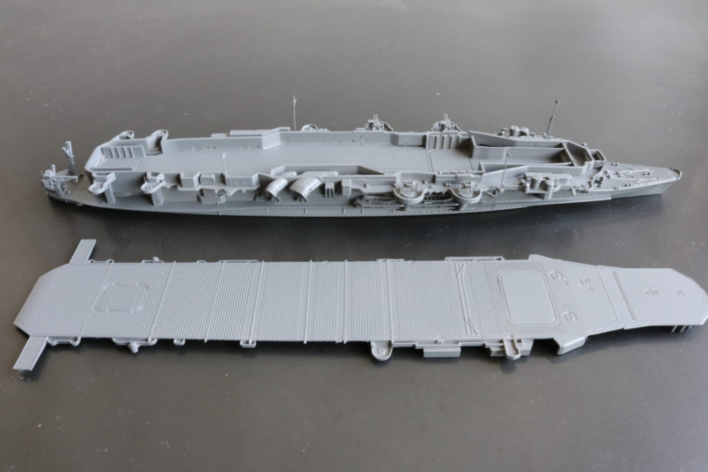 アオシマ　Aoshima
航空母艦　龍驤
Aircraft Carrier Ryujyo 
艦艇模型の塗装方法について
スプレー塗装を全体に行う。