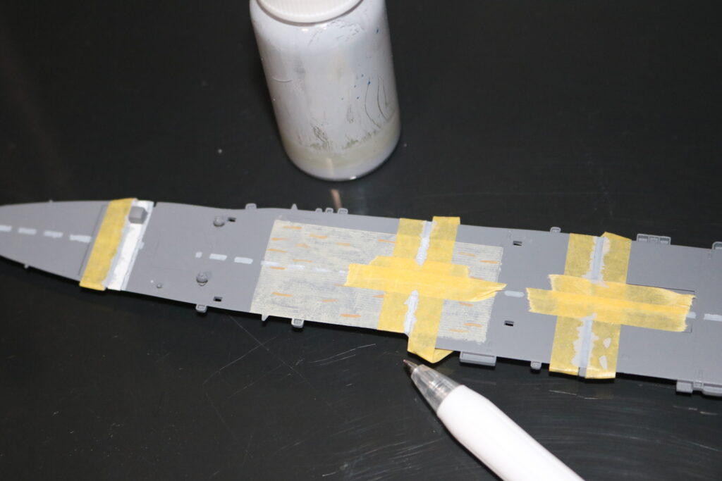 フジミ　Fujimi
航空母艦　鳳翔
Aircraft Carrier Hosho
艦艇模型の塗装方法について
飛行甲板部分の塗装。