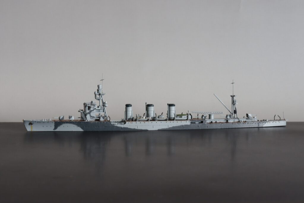 軽巡洋艦 由良
Light Cruiser Yura
1/700
アオシマ
Aoshima