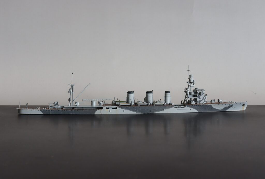 軽巡洋艦 由良
Light Cruiser Yura
1/700
アオシマ
Aoshima