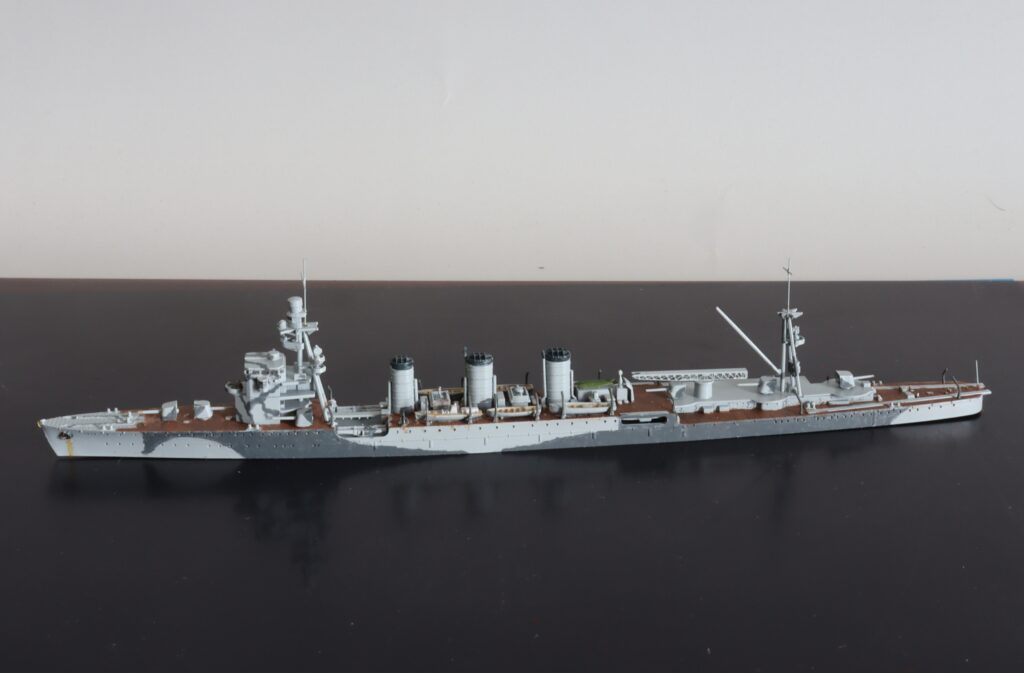 軽巡洋艦 由良
Light Cruiser Yura
1/700
アオシマ
Aoshima