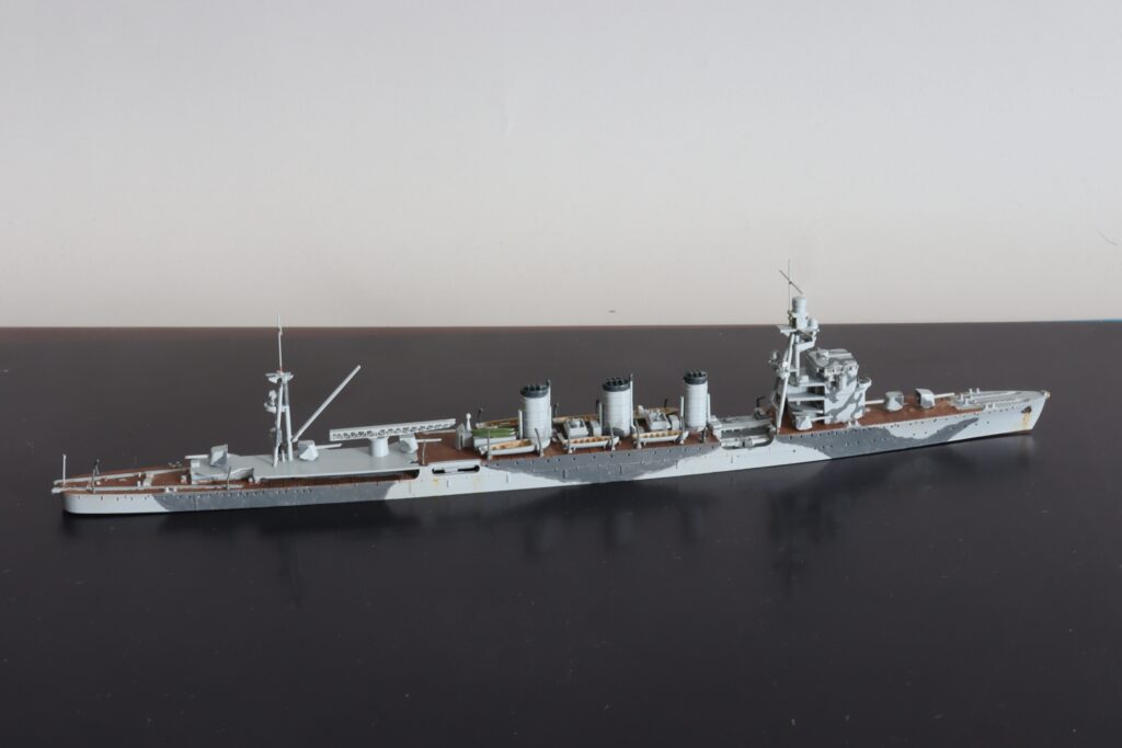 軽巡洋艦 由良
Light Cruiser Yura
1/700
アオシマ
Aoshima