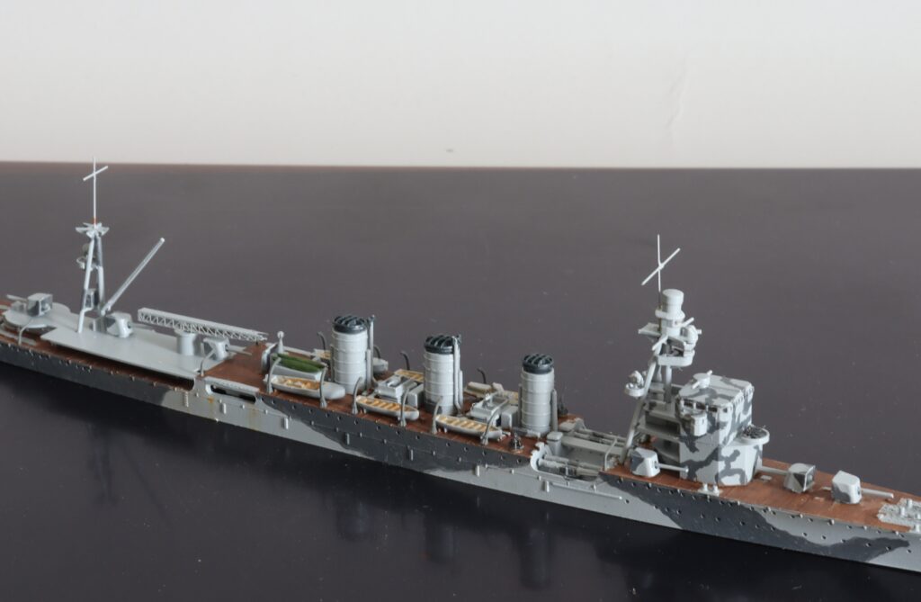 軽巡洋艦 由良
Light Cruiser Yura
1/700
アオシマ
Aoshima