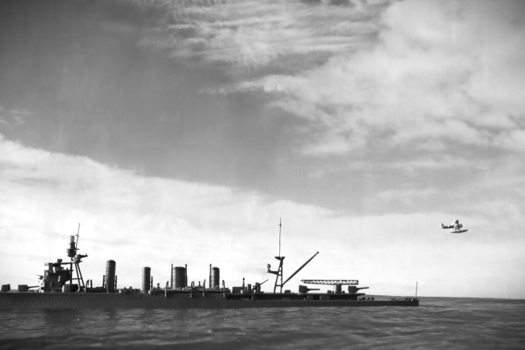 艦載機発艦-1 
Carrier-based planes take off-1 
1/700艦艇模型での航空機発艦シーン