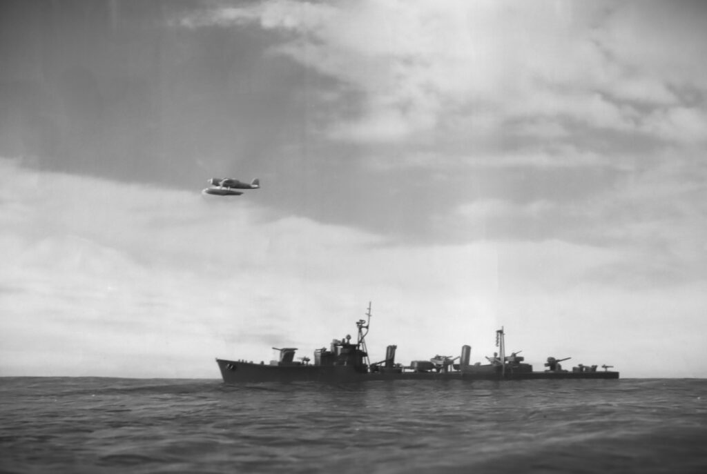 艦載機発艦-1 
Carrier-based planes take off-1 
1/700艦艇模型での航空機発艦シーン