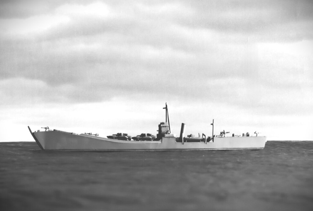 二等輸送艦 101型 （1944）
2nd Class Landing ship
1/700
タミヤ
TAMIYA